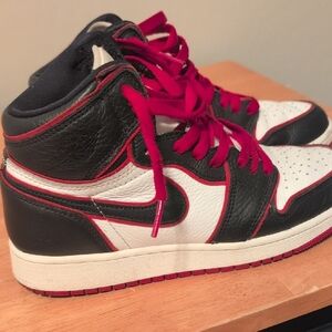 Nike Air Jordan 1 Retro High OG bloodline
